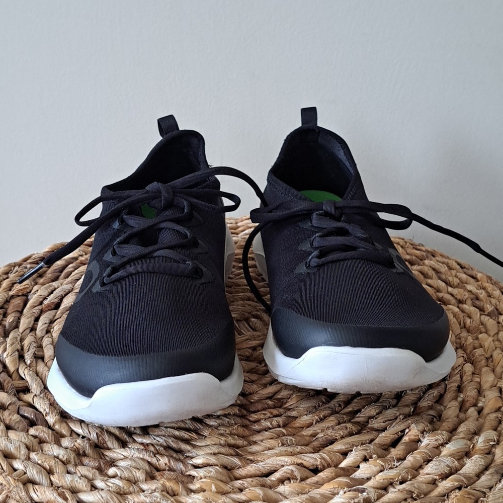OOFOS Womens OOmg Lightweight Training/Recovery Black Knit Sneakers 9 - Picture 3 of 9